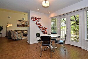 Maison, plusieurs lits, patio, vue jardin (Dreamy Dripping Springs) | Restauration