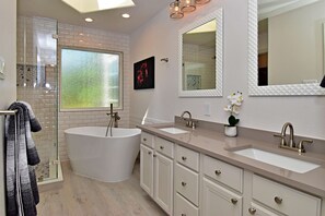 Maison, plusieurs lits, patio, vue jardin (Dreamy Dripping Springs) | Salle de bain | SĂšche-cheveux, serviettes fournies