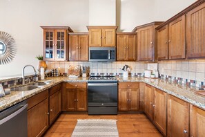 Lejlighed - flere senge - balkon (Penthouse 7 on Taneycomo) | Privat køkken | Kaffe-/temaskine