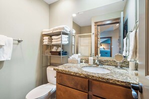 คอนโด, หลายเตียง, ระเบียง (Penthouse 7 on Taneycomo) | ห้องน้ำ | อ่างอาบน้ำแบบแช่ตัว, ไดร์เป่าผม, ผ้าเช็ดตัว