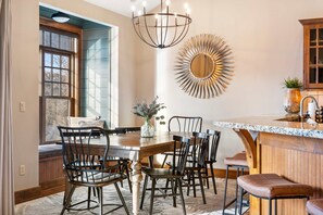 Lejlighed - flere senge - balkon (Penthouse 7 on Taneycomo) | Spiseområde