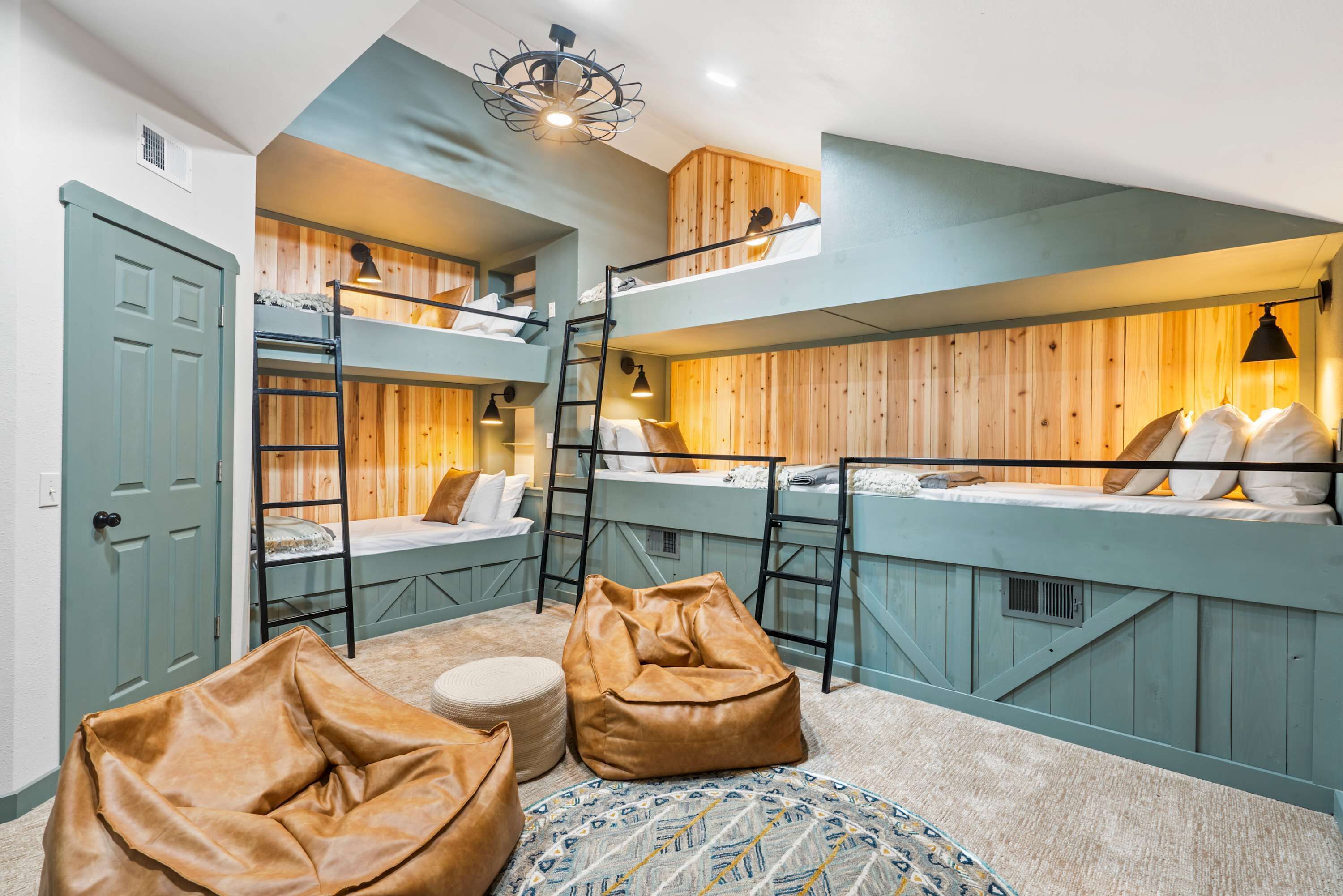 Apartment, Mehrere Betten, Balkon (Penthouse 7 on Taneycomo) | 3 Schlafzimmer, individuell dekoriert, individuell eingerichtet