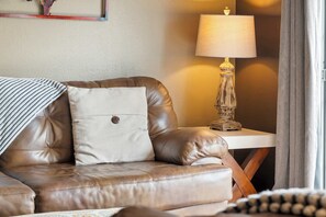 42-inch flat-screen TV with digital channels - Branson Getaway - Condo for 6 in Epic Location! (Branson)