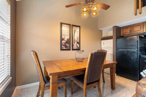 Appartement, Meerdere bedden, balkon, uitzicht op tuin (Branson Getaway) | Dineren