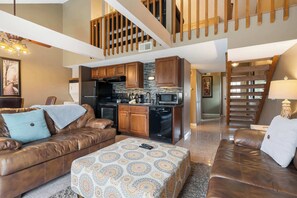 Condo, varias camas, balcón, vista al jardín (Branson Getaway) | Área de sala de estar | Televisión de pantalla plana de 42 pulgadas con canales digitales 