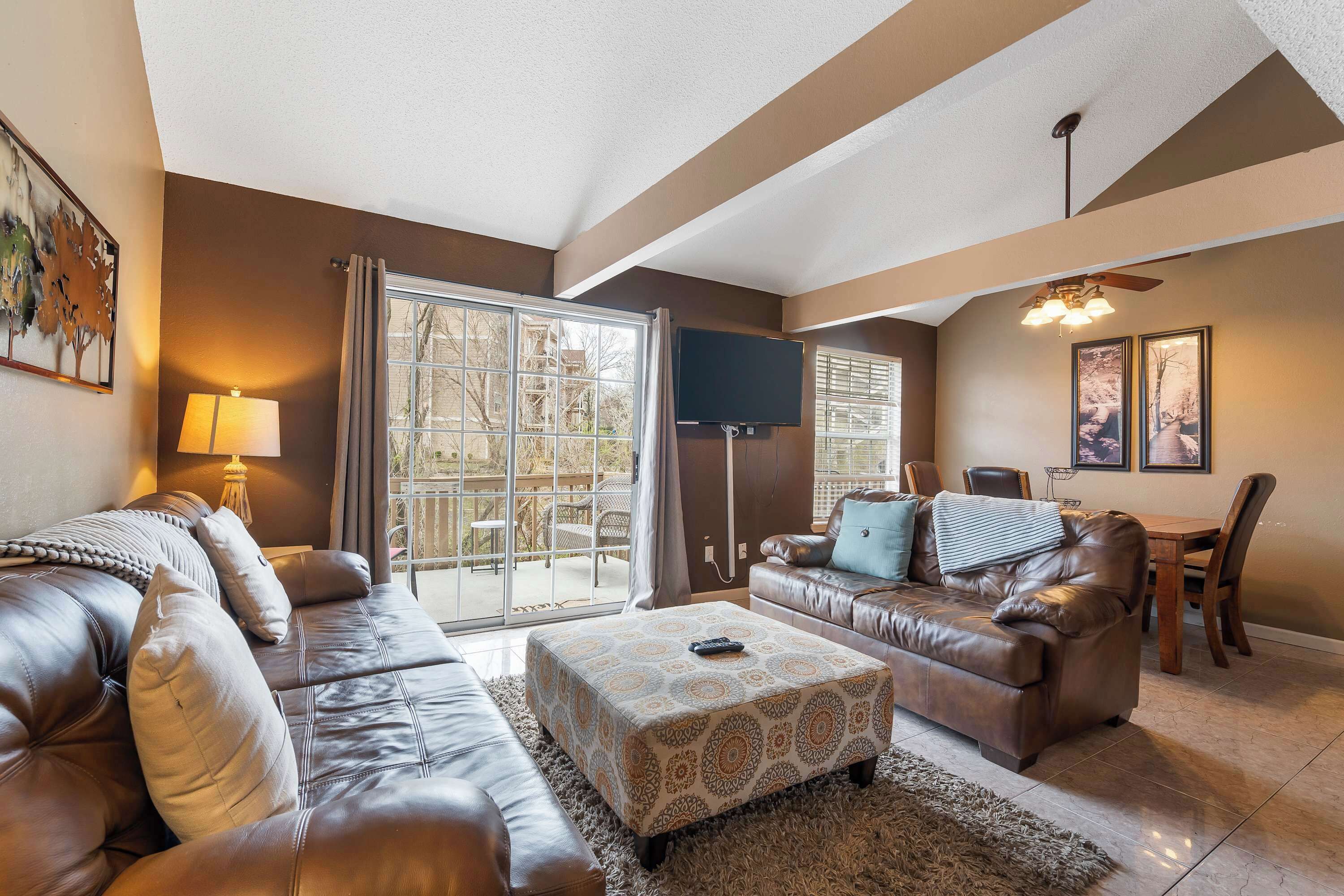 公寓客房, 多張床, 陽台, 花園景觀 (Branson Getaway) | 起居區 | 42-吋平面電視，提供數位頻道