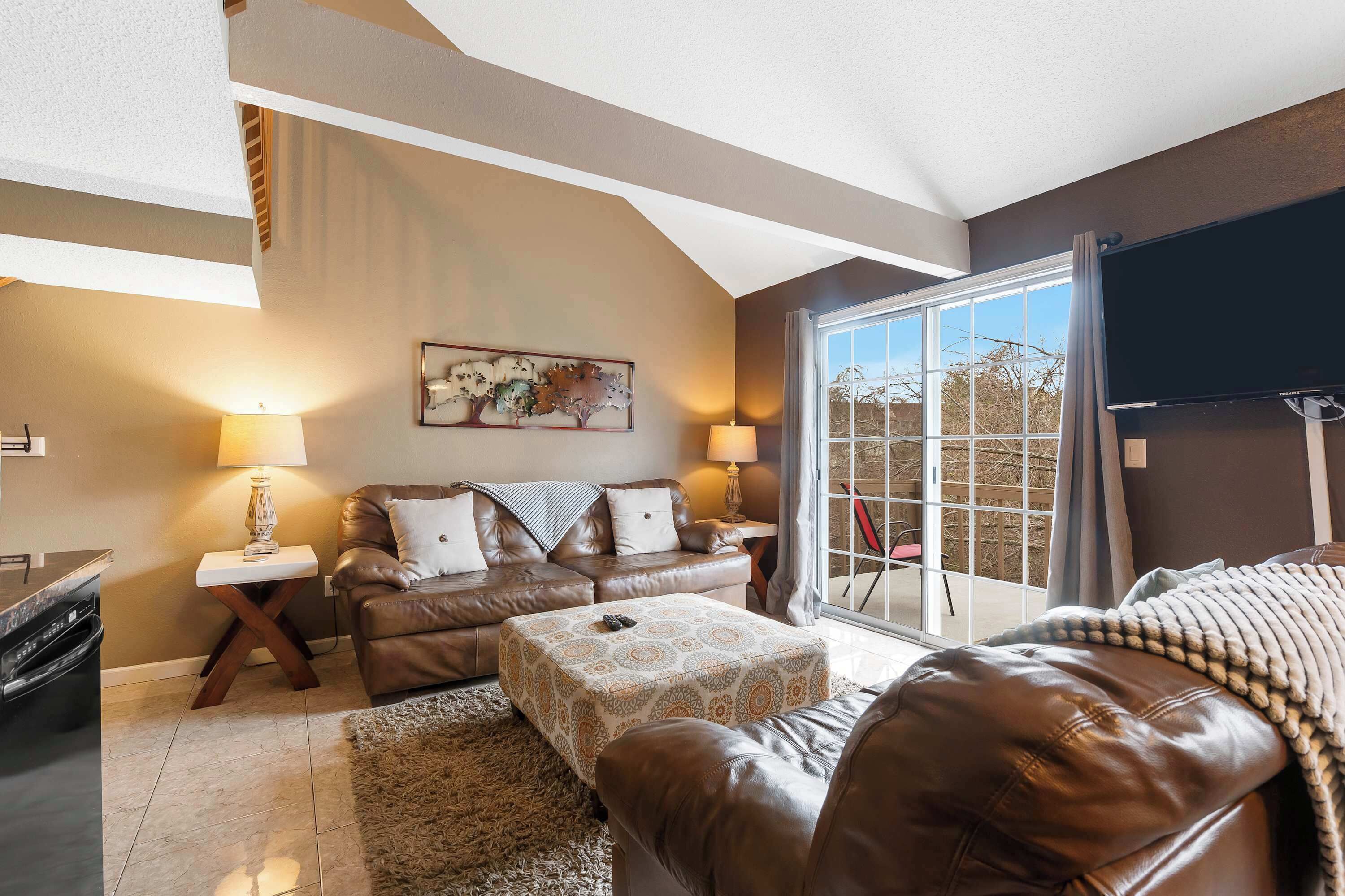 公寓客房, 多張床, 陽台, 花園景觀 (Branson Getaway) | 起居區 | 42-吋平面電視，提供數位頻道