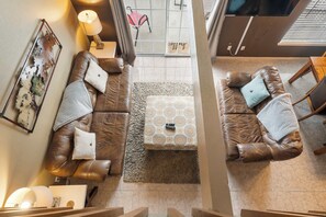 Condo, varias camas, balcón, vista al jardín (Branson Getaway) | Área de sala de estar | Televisión de pantalla plana de 42 pulgadas con canales digitales 