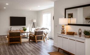 House, Multiple Beds, Patio, Garden View | Living area - Quail Creek (Lake Geneva)