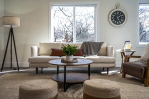 Casa, varias camas, patio, vista al jardín | Interior