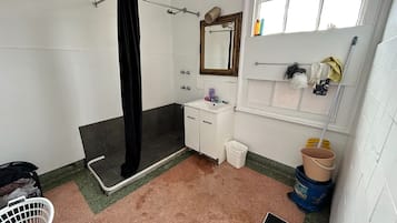 Douche, serviettes fournies