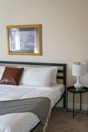 Bureau, fer et planche à repasser, Wi-Fi gratuit, draps fournis