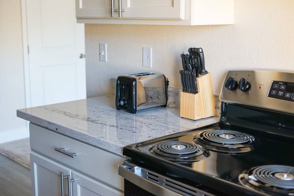 Refrigerador, microondas, horno y parrilla de estufa 