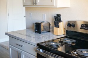 Kjøleskap, mikrobølgeovn, ovn og kokeplater