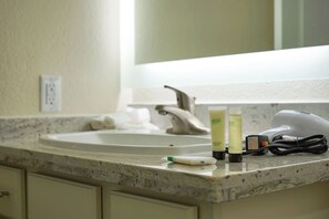 Asciugacapelli, asciugamani, sapone, shampoo