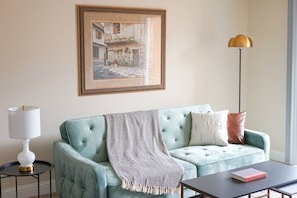 Smart TV - Sleepover | Eclectic 1BD/1BA + Balcony - OKC (Oklahoma City)