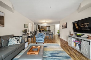 Smart TV, books, offices, computer monitors - Tide`s Edge | Outdoor Pool & Hot Tub | Lake Views (Invermere)