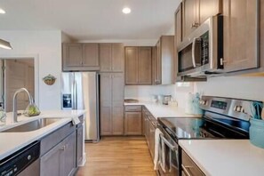 Fridge, microwave, oven, stovetop - Restful, Chic East Nashville Getaway (Nashville)