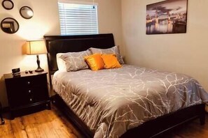 1 dormitorio, tabla de planchar con plancha, wifi y ropa de cama