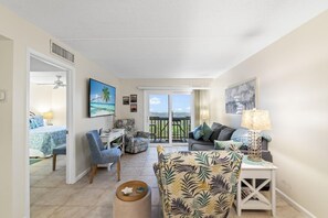 Fernseher, DVD-Player, Bücher