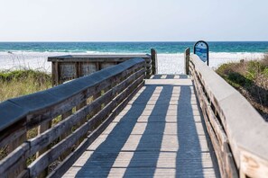Nära stranden och solstolar