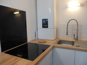 Kjøleskap, mikrobølgeovn, kokeplater og oppvaskmaskin