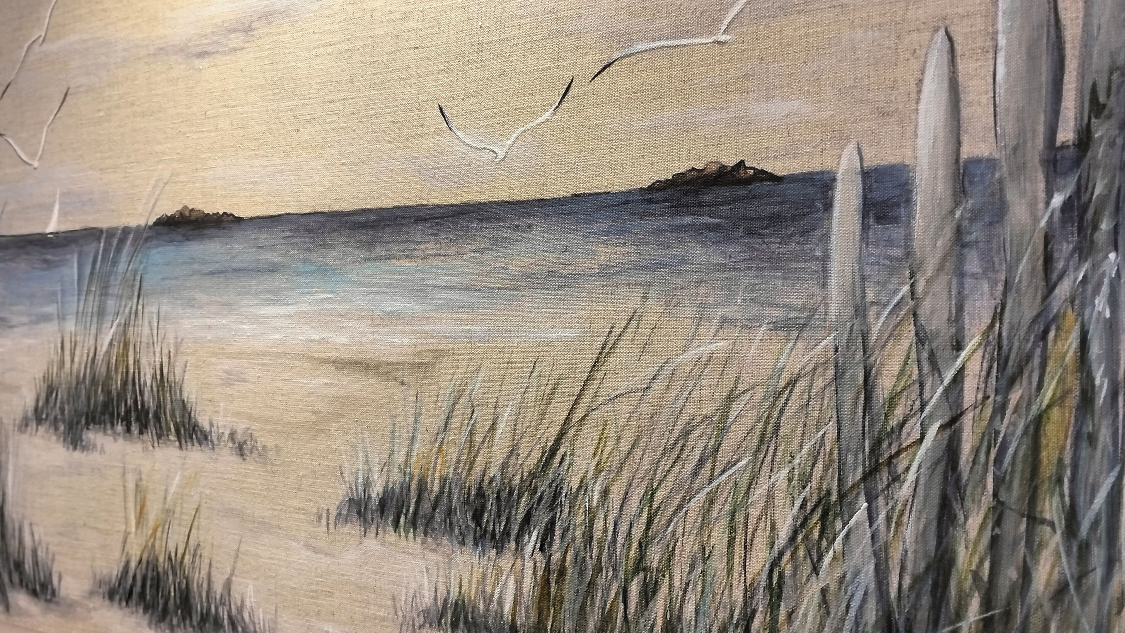 Una pintura de una escena de playa con pastos altos y un mar tranquilo.