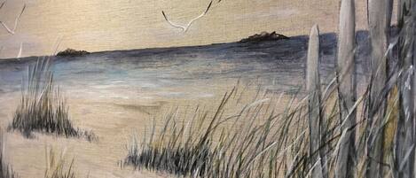 Una pintura de una escena de playa con pastos altos y un mar tranquilo.