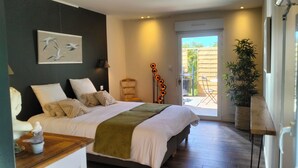 Une chambre à coucher avec un lit, une chaise, une lampe sur pied, une plante et une vue sur l’extérieur.