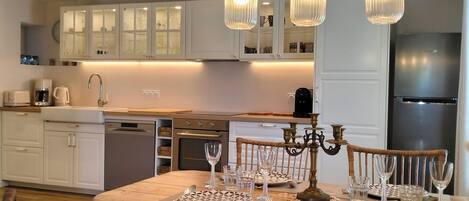 Micro-ondes, four, plaque de cuisson, lave-vaisselle