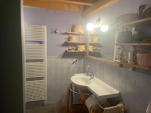 Douche, sĂšche-cheveux, bidet, serviettes fournies