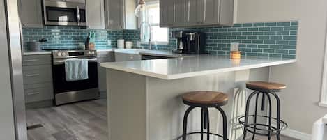 Refrigerador, microondas, horno y parrilla de estufa