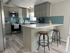 Kühlschrank, Mikrowelle, Ofen, Herdplatte