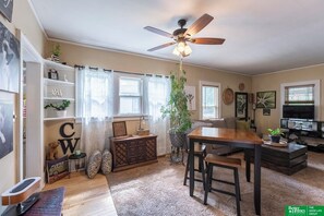 Smart TV - Hickory Street Retreat - in the Heart of Aksarben (omaha)