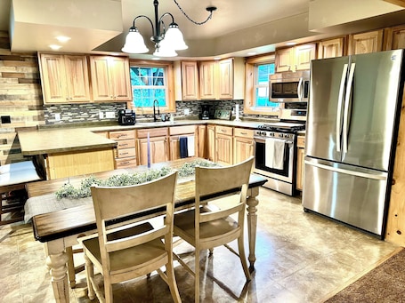 Fridge, microwave, oven, stovetop. House 20 Minutes from Elk Viewing and 5 Minutes from Local Restaurants!