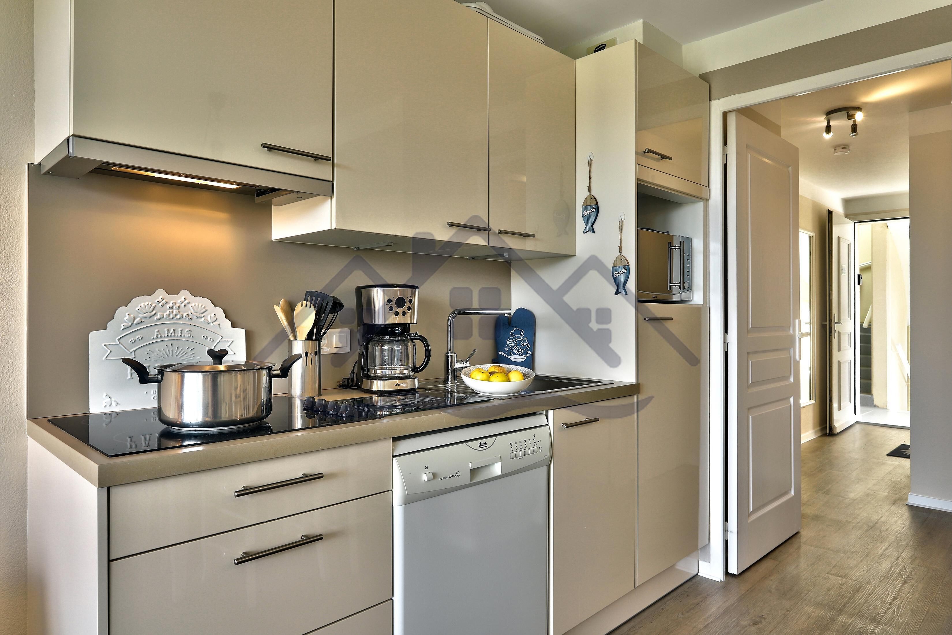 Réfrigérateur, micro-ondes, cafetière/bouilloire