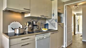 Réfrigérateur, micro-ondes, cafetière/bouilloire