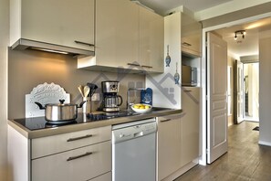 Réfrigérateur, micro-ondes, cafetière/bouilloire