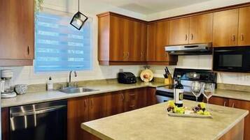 Micro-ondes, four, lave-vaisselle, cafetiĂšre/bouilloire