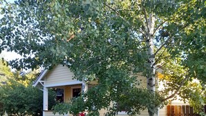 Exterior - Cute 2-bed home, 3 blocks from downtown Bozeman, with a large yard! (Bozeman)