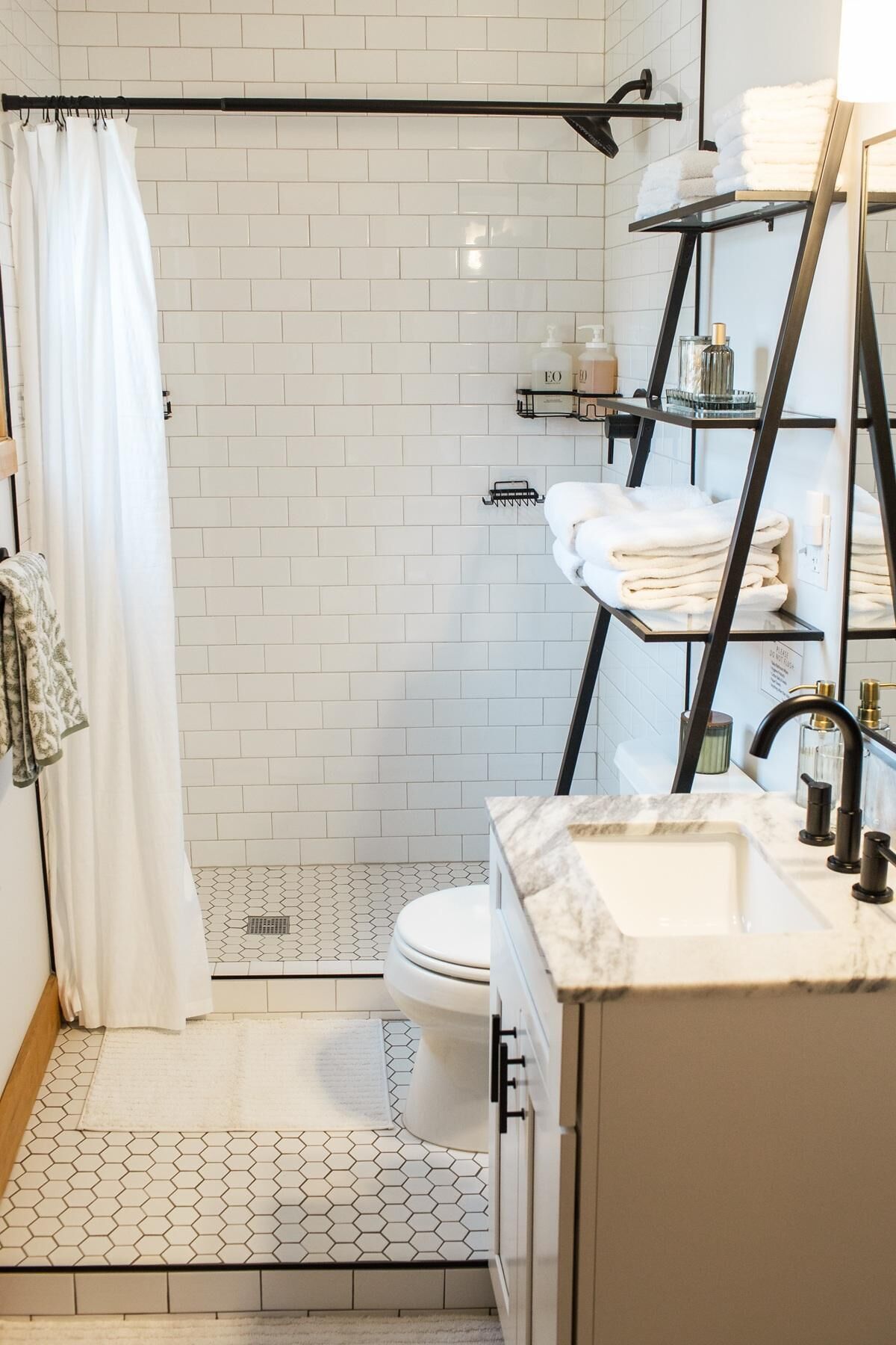 Douche, séchoir à cheveux, serviettes fournies