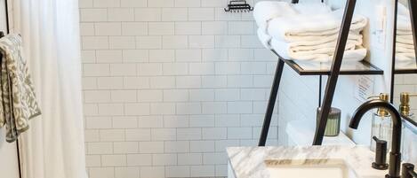 Douche, séchoir à cheveux, serviettes fournies