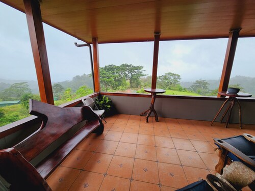 Rustic house close to the activities of the Area. zip line, hot springs, trails 