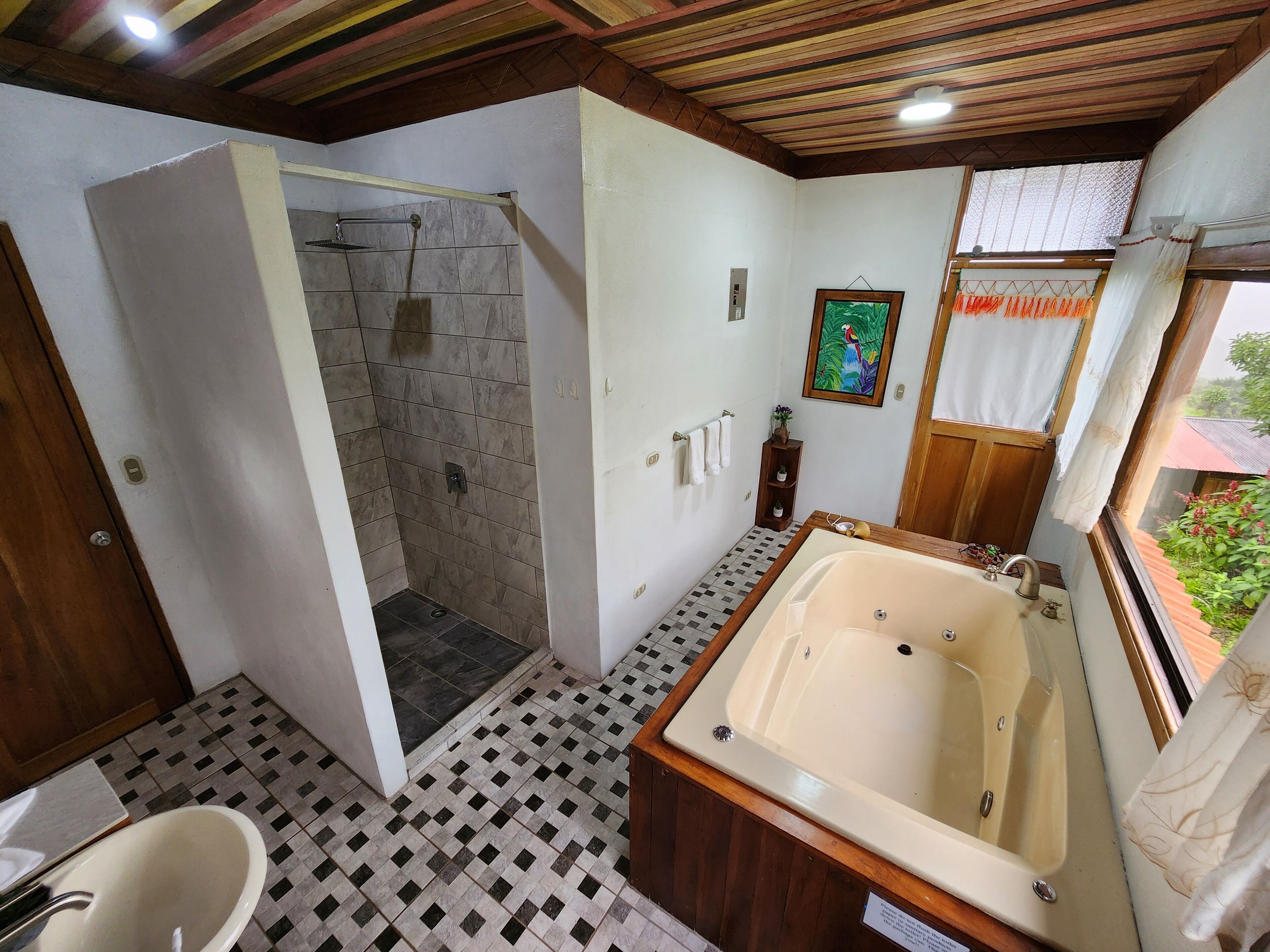 Douche, sèche-cheveux, serviettes fournies, savon