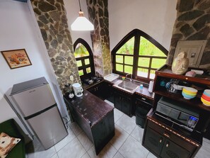 Kjøleskap, mikrobølgeovn, ovn og kaffetrakter/tekoker