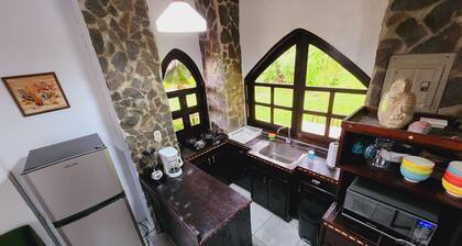 Rustic house close to the activities of the Area. zip line, hot springs, trails
