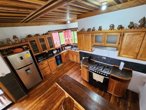 Frigorífico, microondas, horno y cafetera o tetera