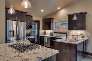 Kylskåp, mikrovågsugn, ugn och spishäll