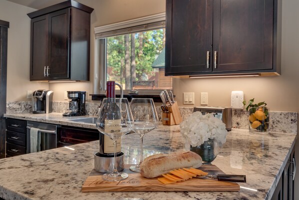 Kylskåp, mikrovågsugn, ugn och spishäll