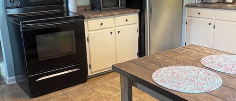 Fridge, microwave, stovetop, dishwasher